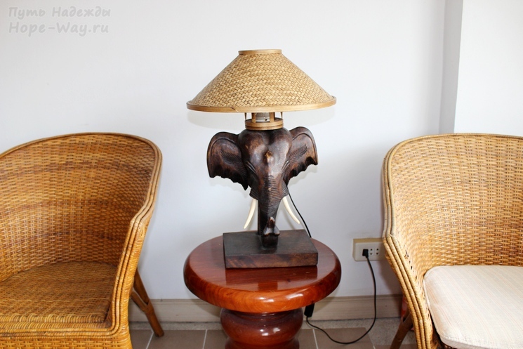 Очаровательный светильник-слоник и плетеные кресла