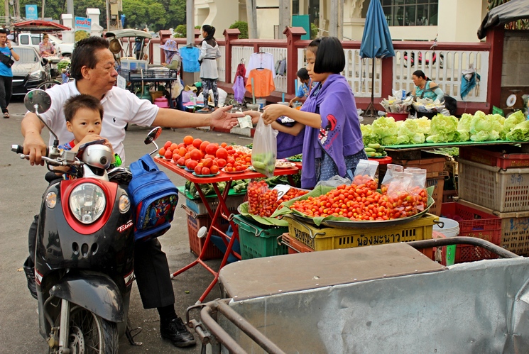 Некоторые тайцы настолько суровые, что совершают покупки на ходу, не слезая с мотобайка