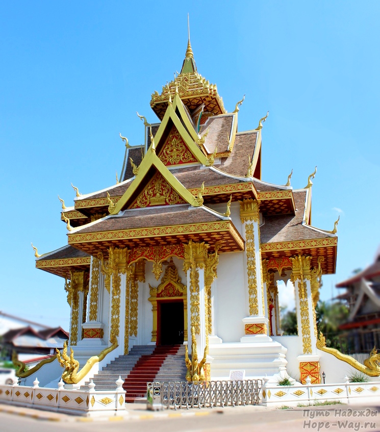 А этот храм нам встретился по дороге в Wat Si Muang
