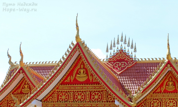 Красивая крыша храма Wat Si Muang