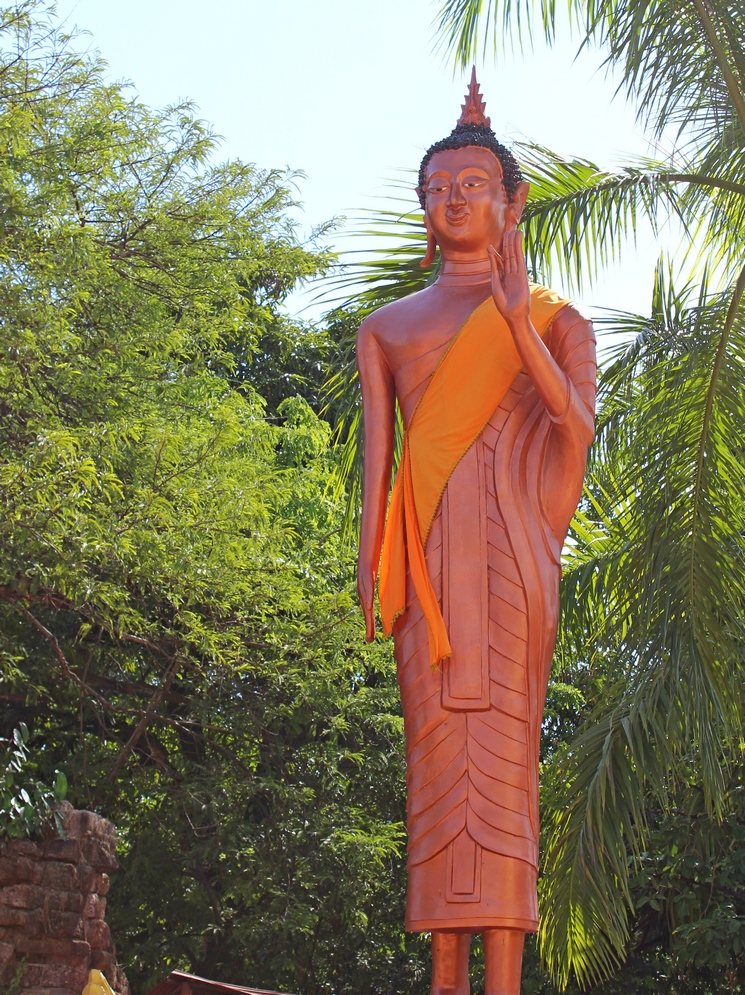 Огромная статуя Будды