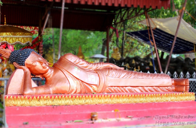 Лежачий Будда в монастыре Ват Си Муанг