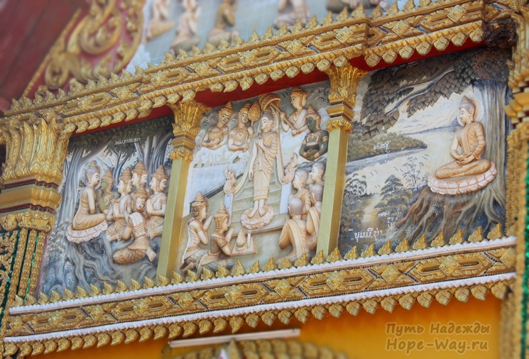 Фасад храма украшен сценами из жизни Будды и его учеников