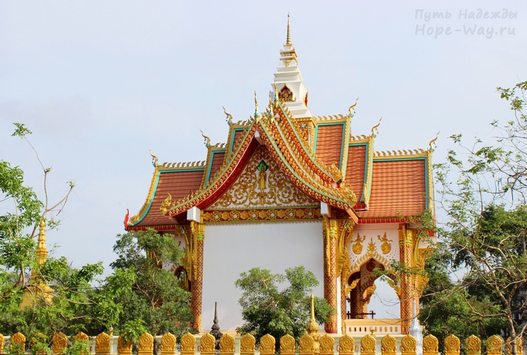 Многоярусная резная крыша буддийского храма