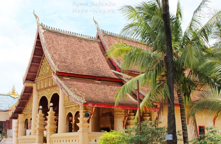 Красивый буддийский храм Wat Chan с резной деревянной крышей  (Vientian, Laos)