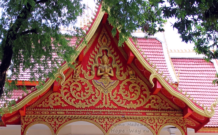 Удивительной красоты резная крыша одного из храмов Лаоса