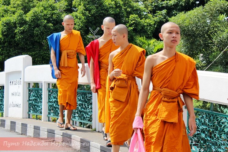 Буддийские монахи ещё совсем юные мальчики встретились нам на пути