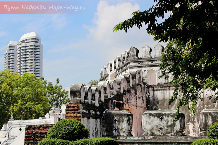 Бангкок - город контрастов, небоскребы по соседству с древностями, современные здания напротив деревянных лачуг
