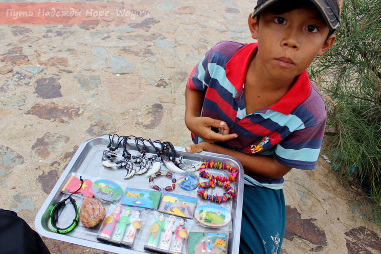Вьетнамские дети продают безделушки на смотровой площадке