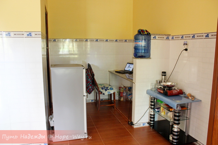 Вид на кухонный уголок, слева вход в ванную