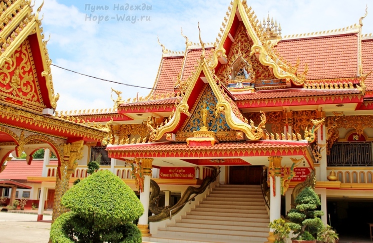 Красивый буддийский храм в Лаосе Вьентьян