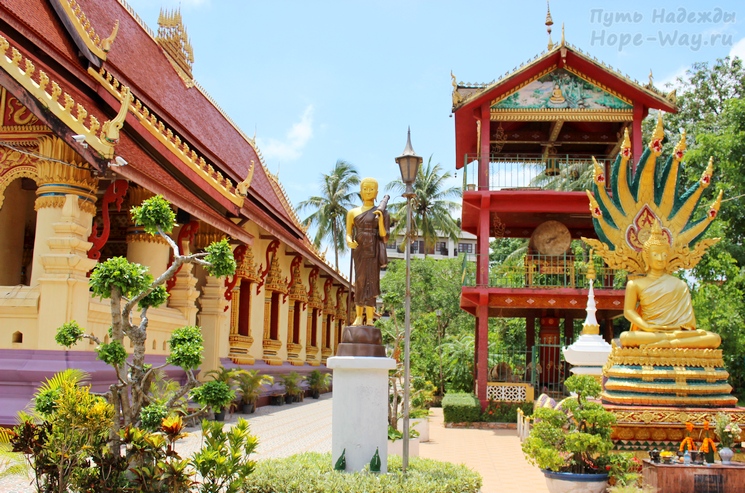Храмовый комплекс недалеко от реки Меконг
