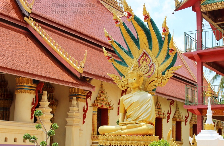 Золотая статуя Будды в одном из храмов Вьентьяна