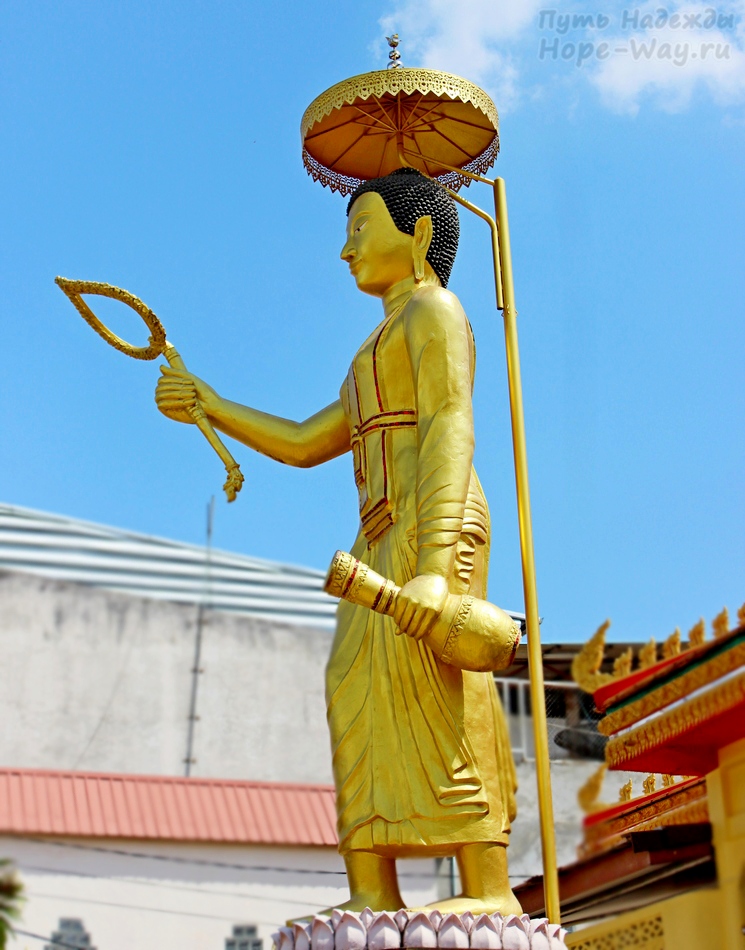 Большая статуя стоячего Будды