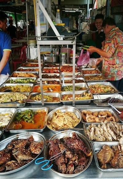 Большое разнообразие вкусной уличной еды в Малайзии