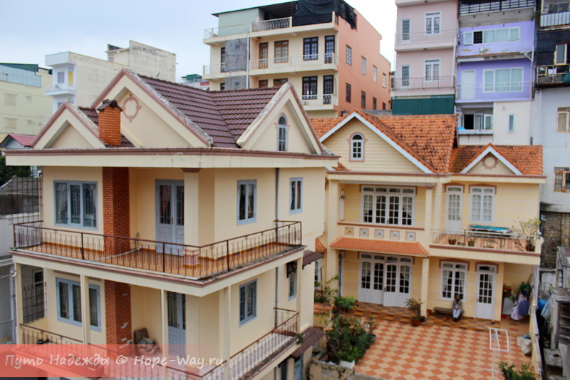Красивые домики в Далате - это вид с нашего балкона