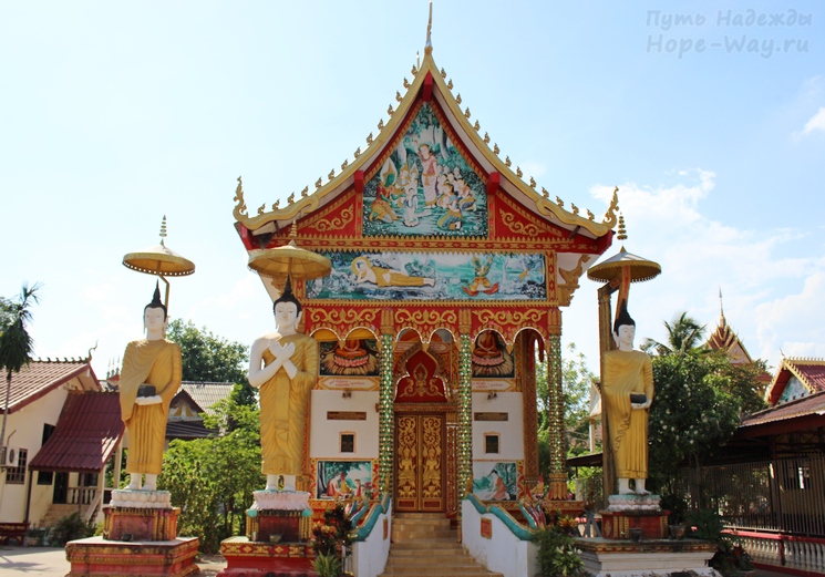 Красивый вид на буддийский храм в Лаосе