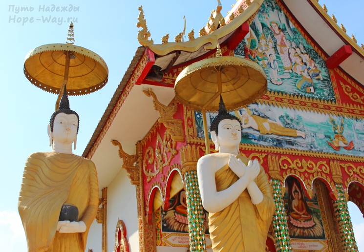 Статуи Будды около входа в храм
