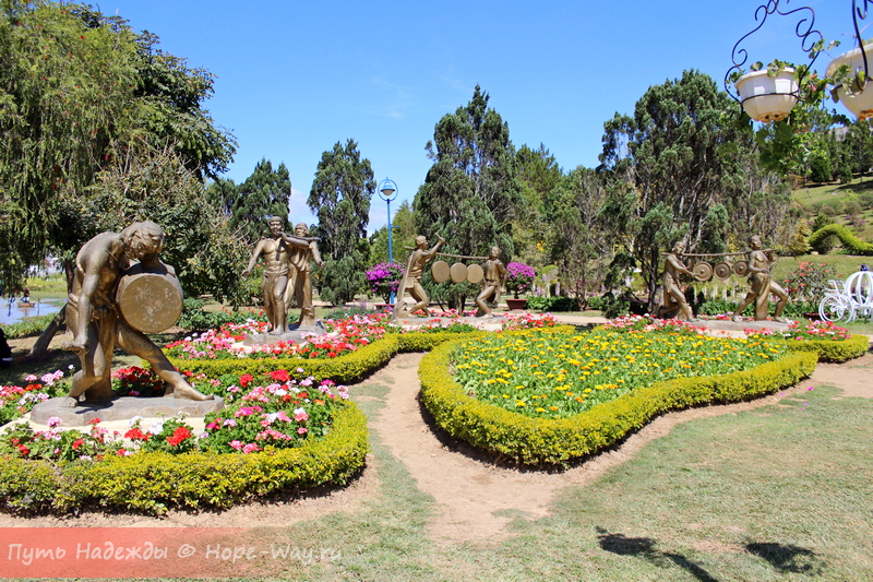 Аккуратные клумбы в Далатском цветочном саду