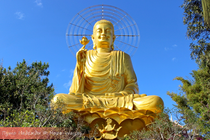 Статуя Золотого Будды в храме Van Hanh (Da Lat, Vietnam)