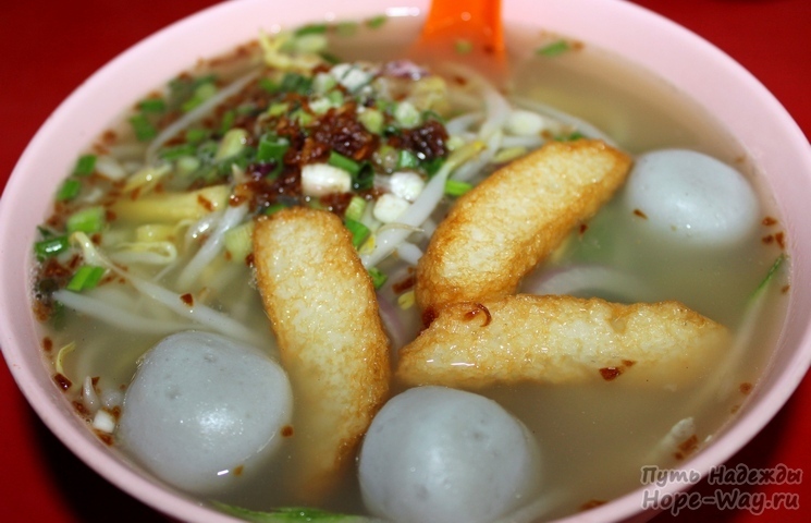 Noodle Soup Fish Ball - суп с рисовой лапшой, кусочками рыбы и рыбными шариками