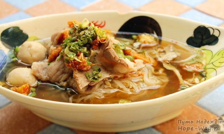 Noodle Soup Pork - суп с рисовой лапшой и свининой