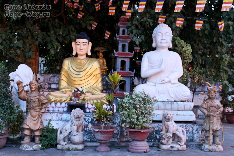 Статуи во дворе вьетнамского храма во Вьентьяне (Лаос)