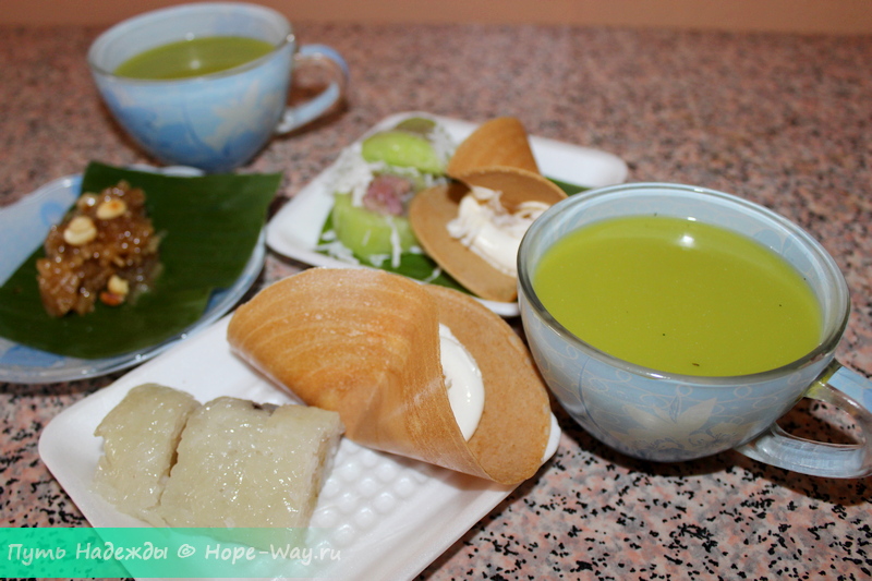 Тайские рисовые сладости и зеленый чай со сгущенным молоком