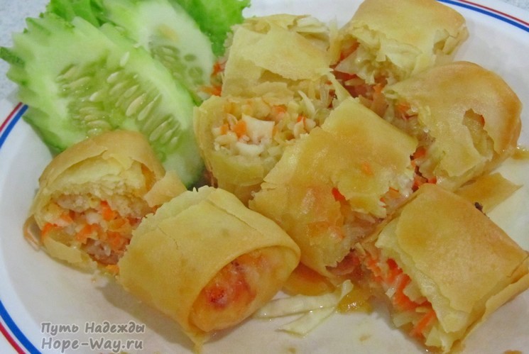 Вегетарианское блюдо тайской кухни - жареные спринг роллы (по вкусу похожи на пирожки с капустой)