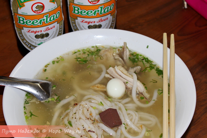 Традиционный для стран Юго-Восточной Азии нуддл суп с рисовой лапшой и мясом
